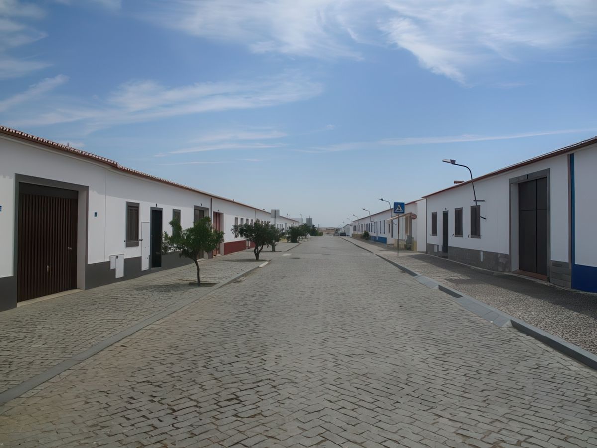 Le village de Luz (reconstruit après que l'ancien village soit submergé par le lac et le barrage).