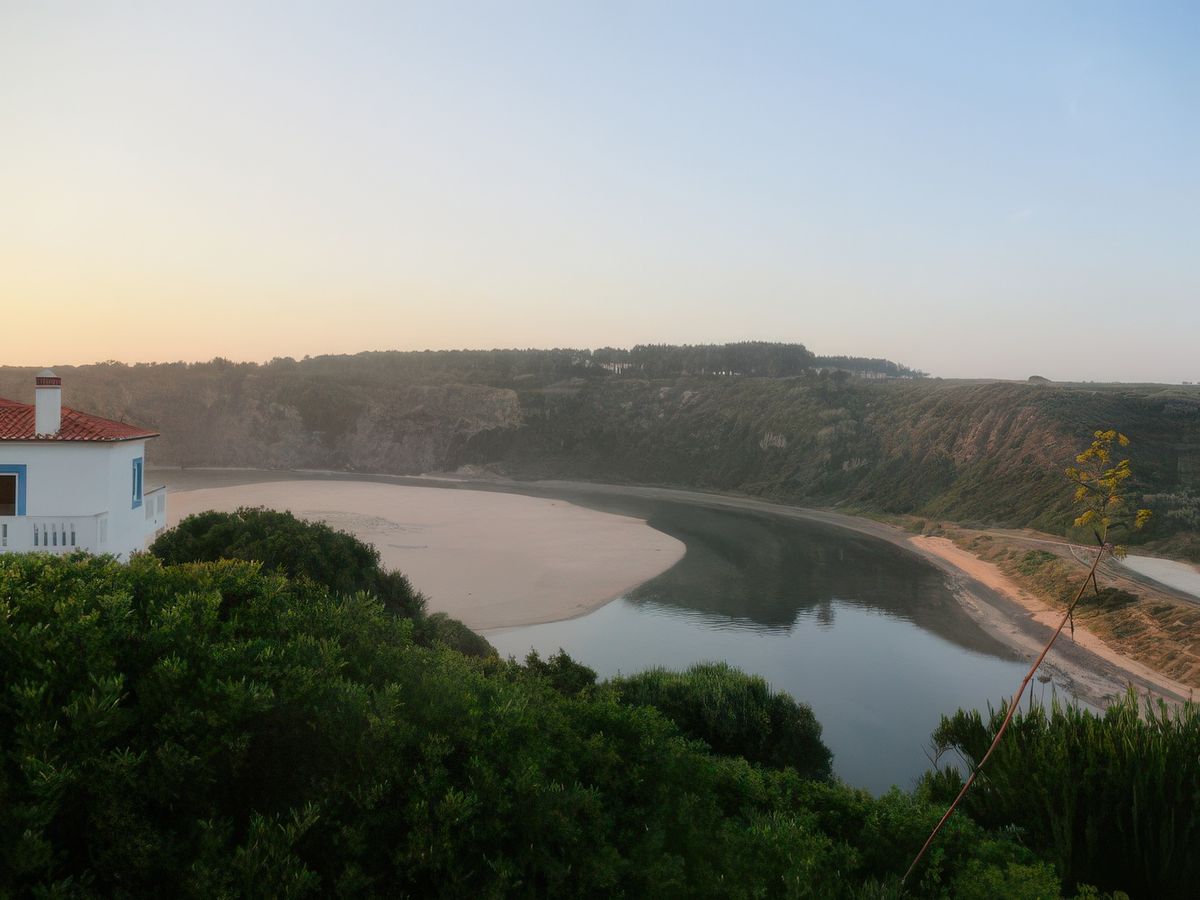Odeceixe: la rivière rejoint l'océan en coupant la plage.