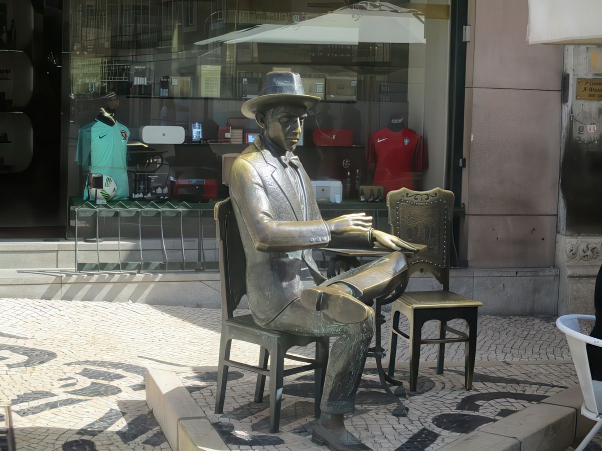 Lisbonne: Statue du poète Fernando Pessoa à la terrasse du bar "A Brasileira".