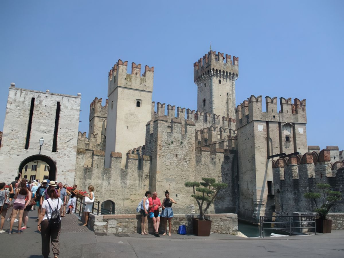 Sirmione: le chateau.
