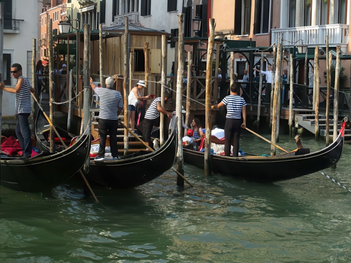 Gondoliers près de la Piazza San Marco.