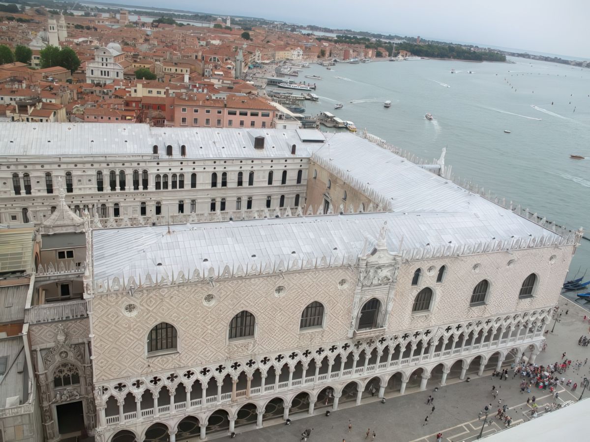 Vue du haut du campanile sur le Palais des Doges.