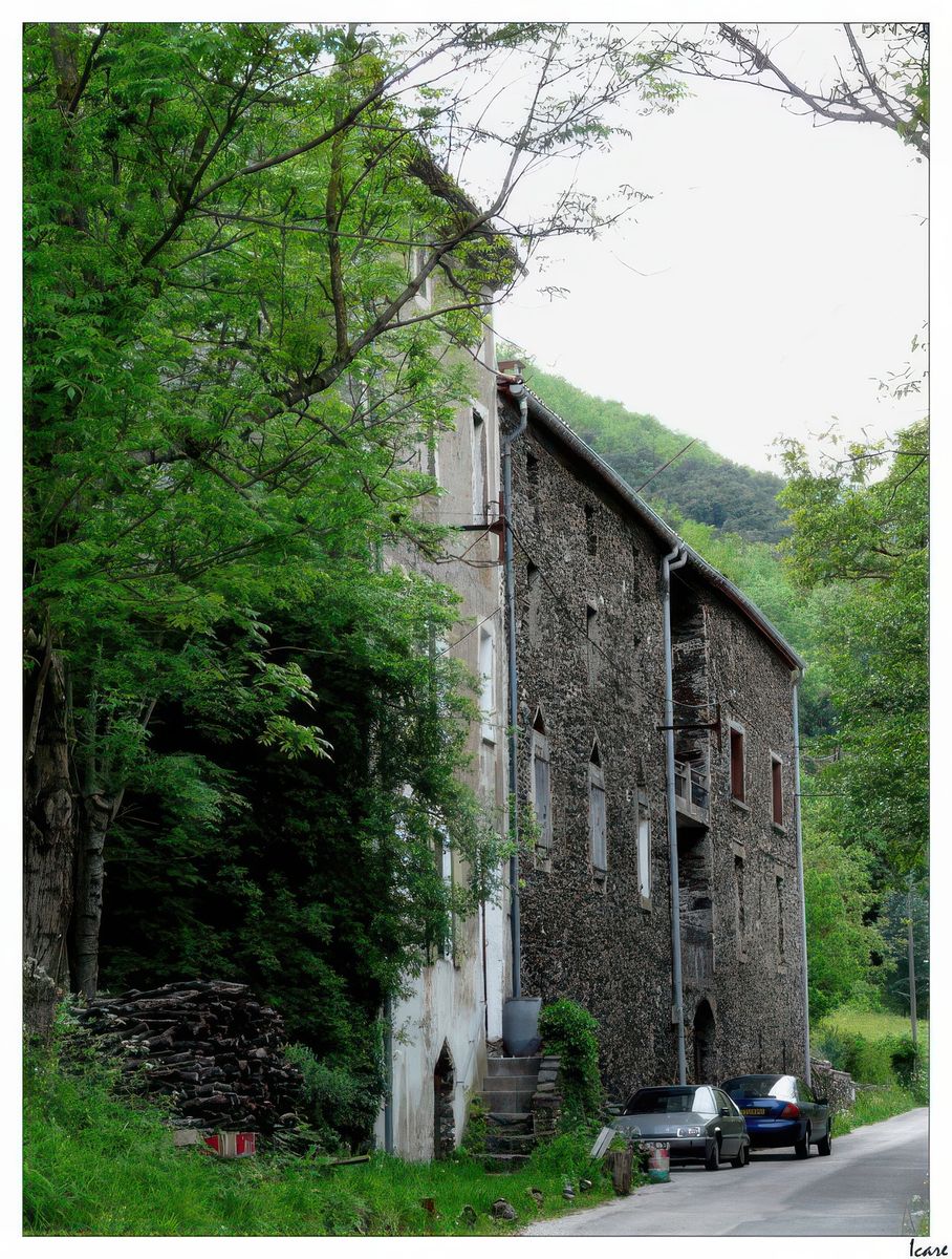 La maison de notre ami est une ancienne magnanerie. Les 2 derniers étages ont été surélevés pour permettre l'élevage du ver à soie. La petite porte qui se trouve en bas est la bergerie.