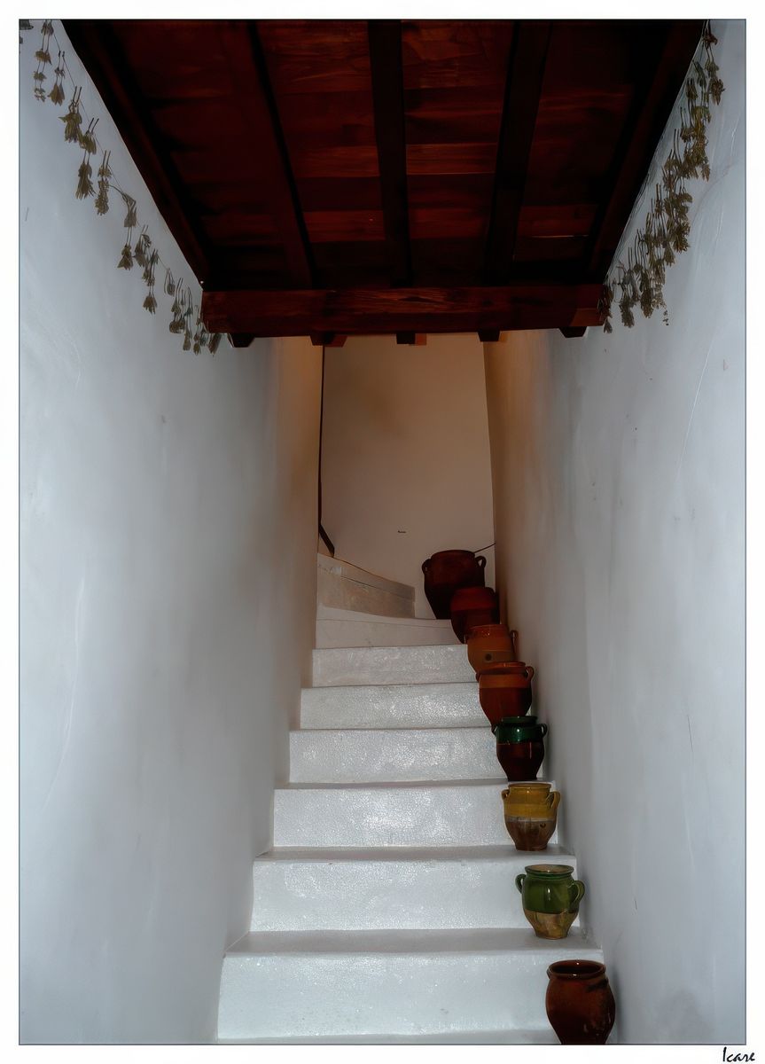 L'escalier qui mène aux étages supérieurs.