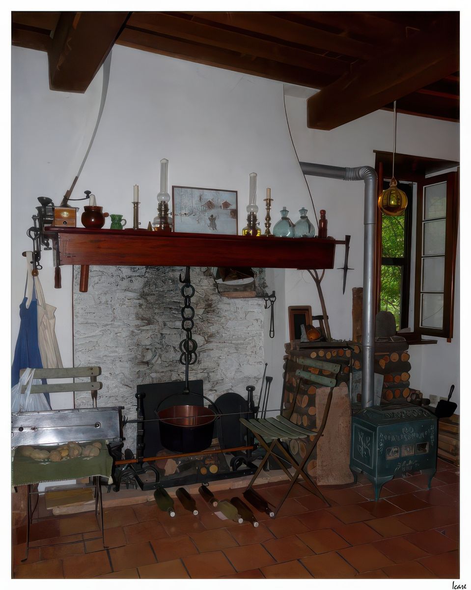 Une pièce où il a fait bon se retrouver entre amis! Les bouteilles couchées à terre, contiennent de la boisson de kéfir de fruits, préparée par notre ami. Le kéfir est une boisson issue de la fermentation du lait ou de jus de fruits sucrés. Elle contient de nombreuses espèces de micro-organismes et elle est utilisée pour ses propriétés diététiques. La boisson obtenue est légèrement gazeuse et très agréable au goût.
