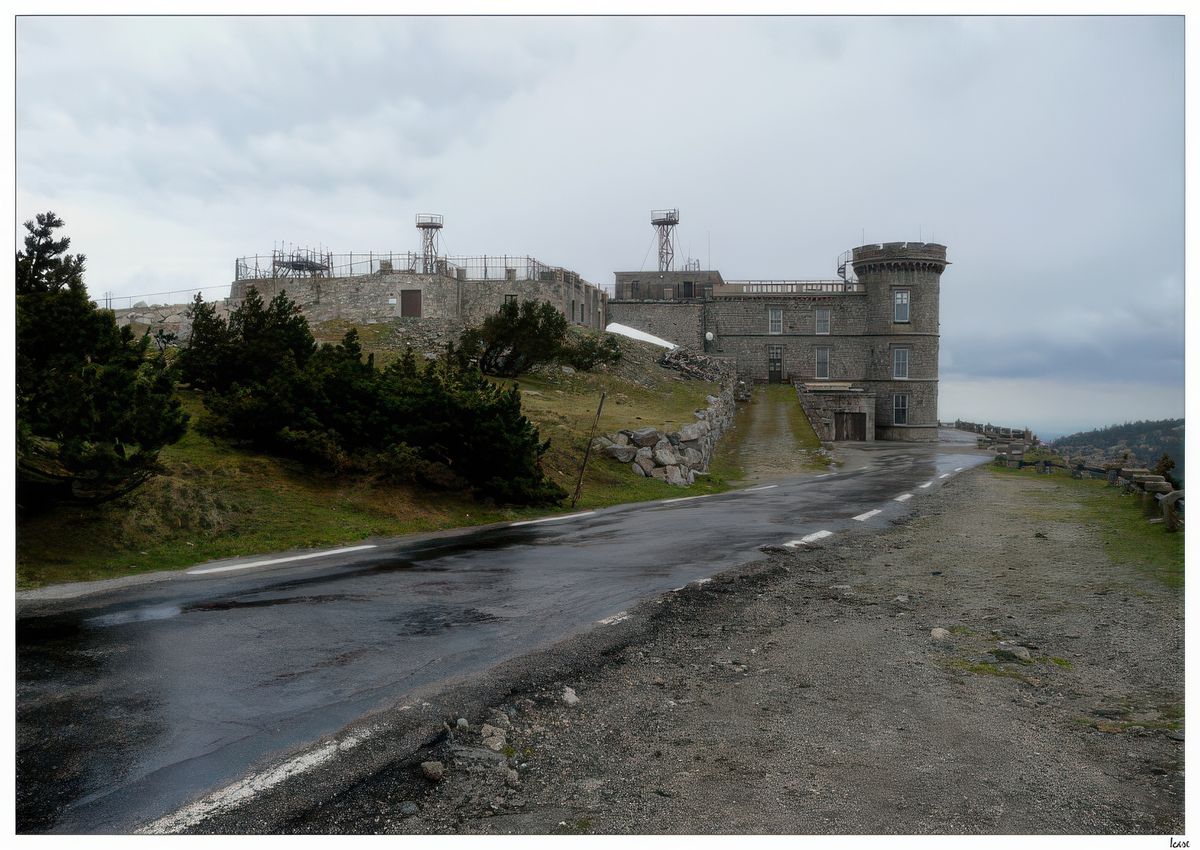 Nous arrivons à l'Observatoire. A cause de la rudesse du climat, il faudra 7 ans, à raison de 70 jours de travail par an en moyenne pour construire l'Observatoire. En 1888, il n'y a que 52 jours de travail. L'année 1889, gravée sur le fronton devait voir la fin des travaux et l'inauguration. Hélas, cette année là, il n'y a que 75 jours de travail. En 1890, 83 jours. L'entrepreneur responsable du chantier, totalement ruiné, finit les travaux en 1893 comme simple ouvrier. L'inauguration a lieu le 18 août 1894. Les registres d'observation sont tenus à partir du 1er décembre 1894 par le forestier Blanc, premier occupant de l'Observatoire, venant du Mont Ventoux. Dès 1897, le Club Alpin Français fait édifier un refuge en bois - avec quatre chaînes d'attache au sol - au nord du bâtiment. Les touristes commencent à venir visiter l'Observatoire: il y en a 1250 en 1898, chiffre respectable si l'on songe que l'on se rendait au sommet soit à pied, soit en voiture à cheval. Plus tard, par manque de personnel, l'Observatoire n'est plus ouvert aux touristes. Avec des routes confortables et l'abondance de voitures particulières le nombre de touristes venant admirer le panorama n'a cessé de s'accroître. Les années suivantes voient fleurir divers projets d'aménagement ou d'agrandissement mais bien peu sont réalisés. Les intempéries d'hiver causent beaucoup de dégâts et se succèdent. Pendant des mois les liaisons télégraphiques sont interrompues,l'entretien du bâtiment est incessant. Un cévenol, Tabusse, participe aux travaux et assure la gérance du refuge à partir de 1916. Il est immortalisé par le roman d'André Chamson "Histoires de Tabusse" (1930) et plus tard par un film "Tabusse" de Jean Gehret (1948). Une chambre de l'Observatoire porte son nom. Les années passent et chacune impose des réparations à l'Observatoire dont le confort reste précaire et rude.