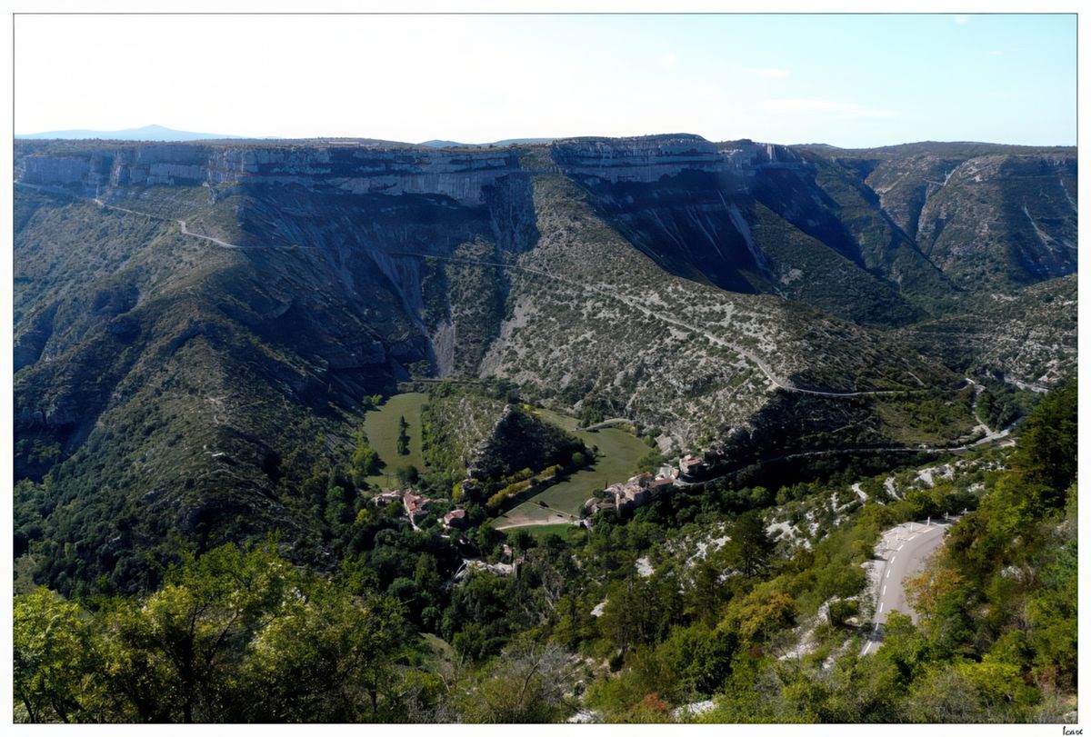 Mieux vaut être prudent sur la route! Dans un virage nous découvrons le Rocher de la Vierge et Navacelles, village blotti au fond d'un canyon. D’une profondeur de 300 mètres, il s’agit plus spécifiquement d’un méandre abandonné par la Vis, qui s’est ouvert un nouveau cours plus direct, en créant une cascade de plus de 8 mètres de haut.