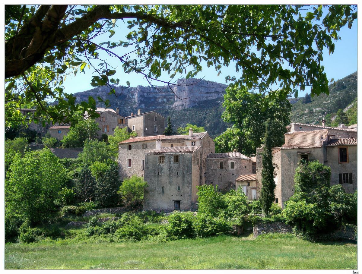 Les anciennes magnaneries où l'on faisait l'élevage des vers à soie, se sont transformés en résidences secondaires dans ce site qui ne manque pas de cachet.