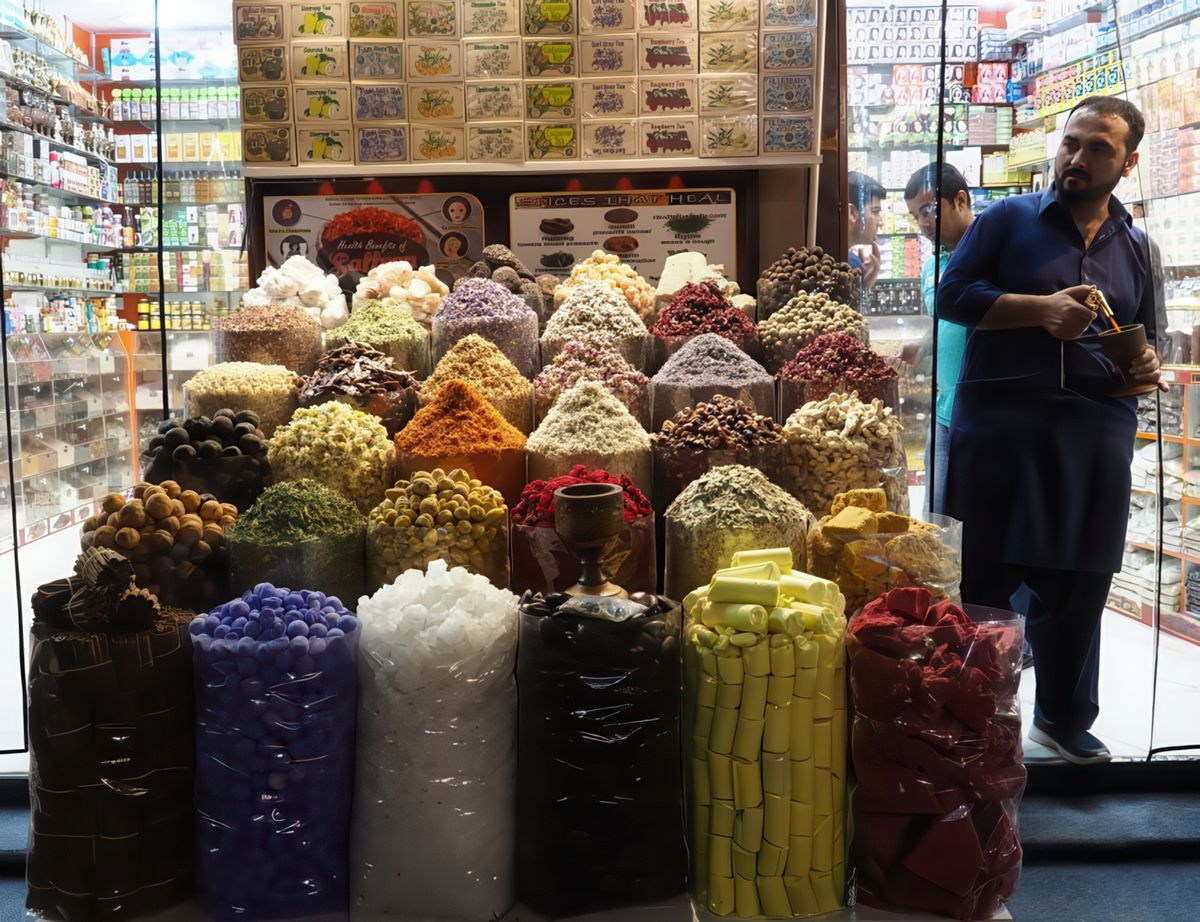 Le souk aux épices. On met le feu à de l'encens qui vient de l'arbre à encens ou Boswellia Sacra et ça embaume l'air. Il y a différente qualités d'encens. Quand on parle des souks on parle souvent des odeurs et là c'est un vrai festival de bonnes odeurs.