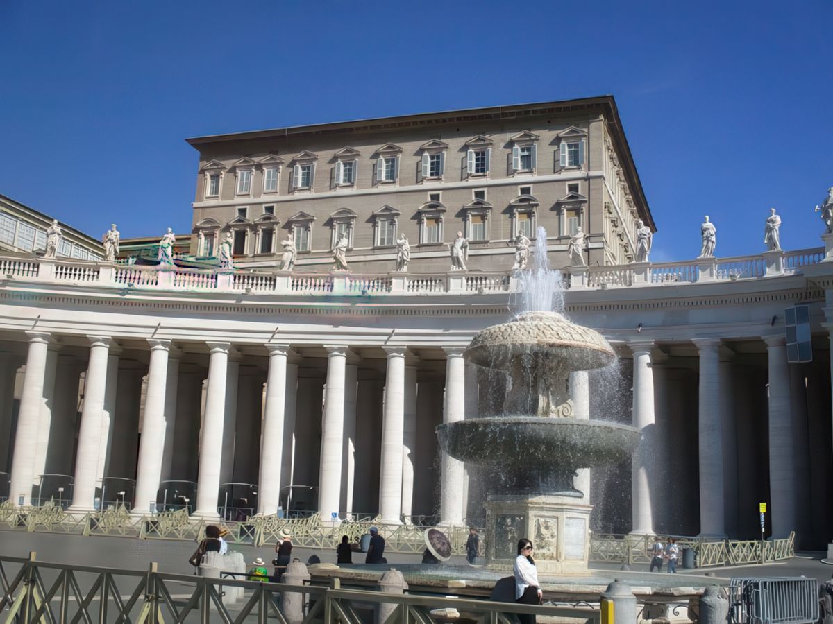 Rome: Vatican - Place Saint-Pierre.