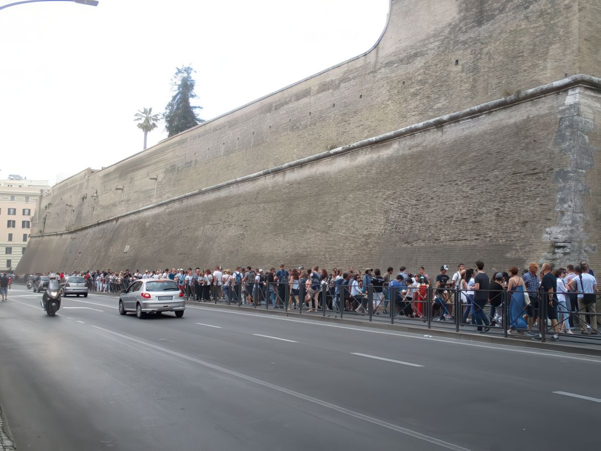 Rome: petite file pour les musées du Vatican.