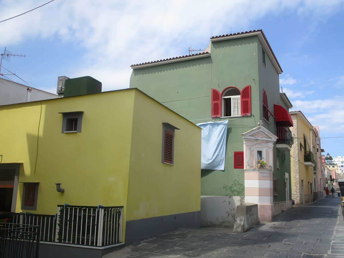 L'île de Procida: marine de Chiaiolella (au sud).