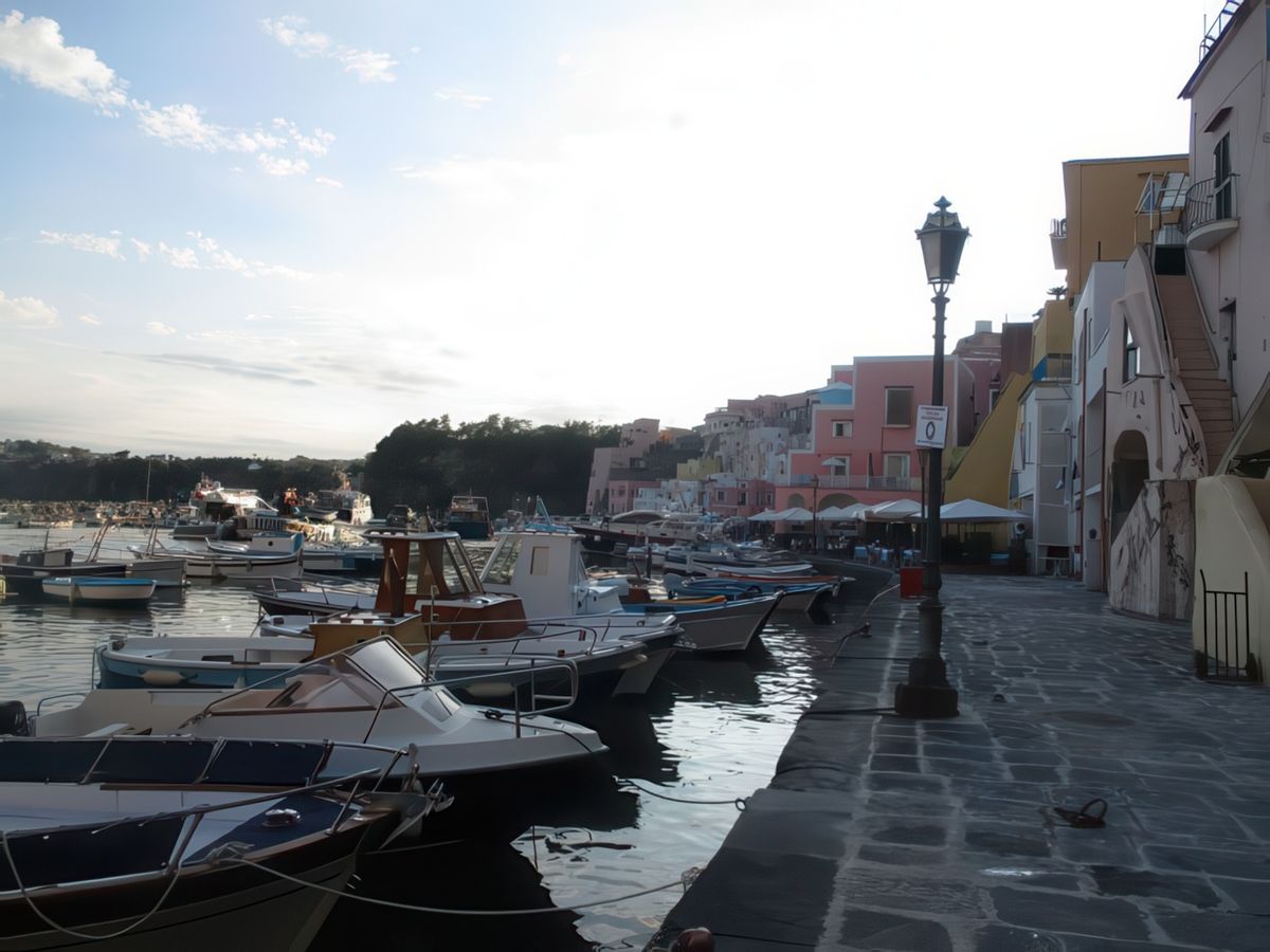 L'île de Procida: marine de Corricella.