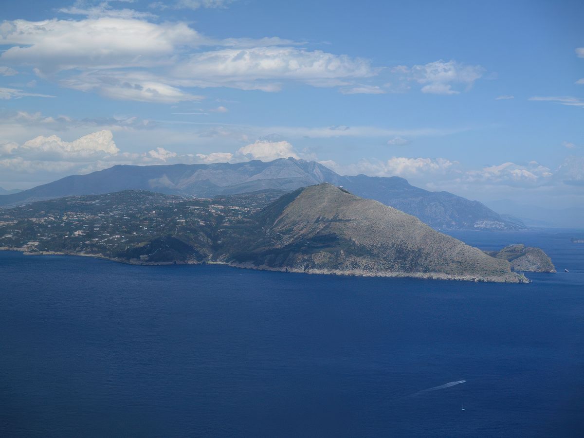 L'île de Capri: vue sur la péninsule de Sorrente.
