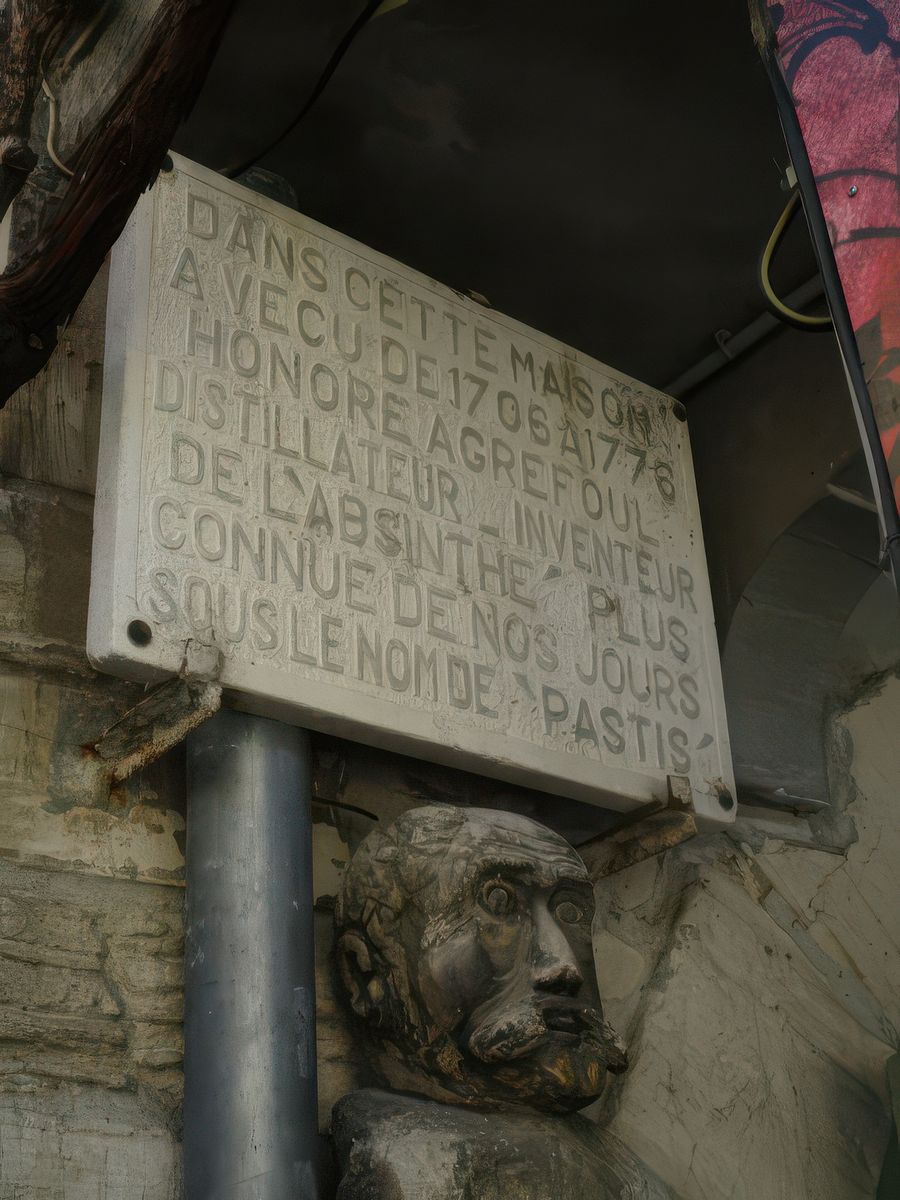 Aiguèze: plaque de Honoré Agrefoul (!).