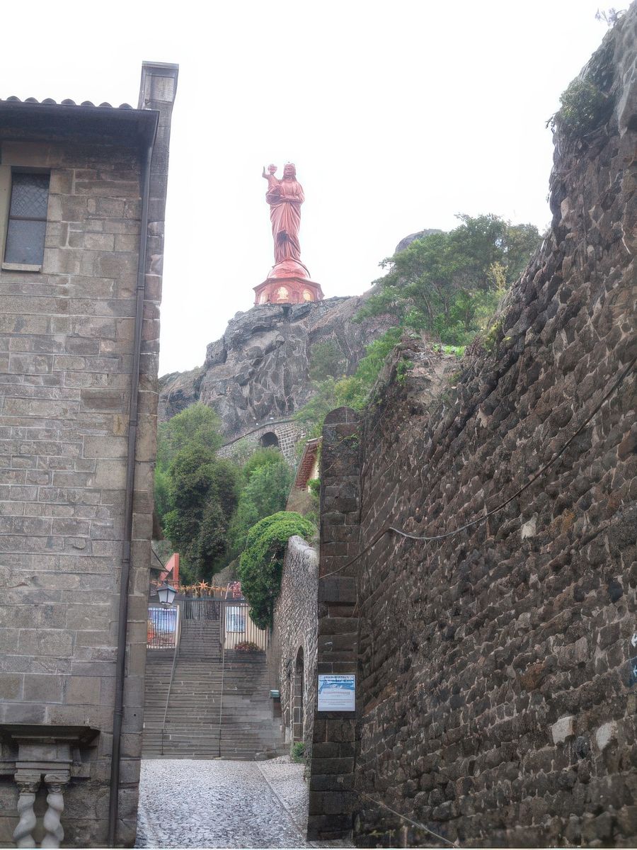 Le Puy-en-Velay: statue Notre-dame-de-France.