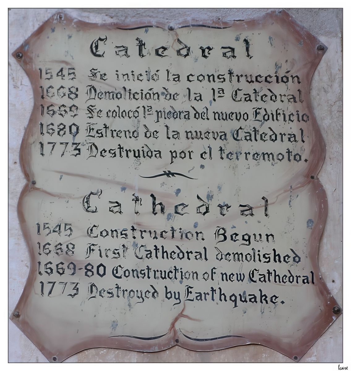 L'ancienne cathédrale de Santiago, de style baroque, fut initiée par un premier sanctuaire en 1545. Il abritait les restes du conquistador Pedro de Alvarado qui avaient été transférés à la demande de sa fille en 1568. Sa construction a été entravée par de fréquents tremblements de terre. Le second sanctuaire fut achevée en 1680. C'est en 1743 qu'elle prend véritablement le titre de cathédrale. A nouveau détruite par le tremblement de terre de 1773, elle fut reconstruite partiellement au cours du siècle suivant. Il ne reste aujourd'hui que la façade (voir photo prise de nuit), la majeure partie est a l'état de ruine et ne sera pas reconstruite comme l'impose le règlement de la ville. La paroisse San José, créée en 1804, opère dans ce qui était autrefois l'entrée de la cathédrale.