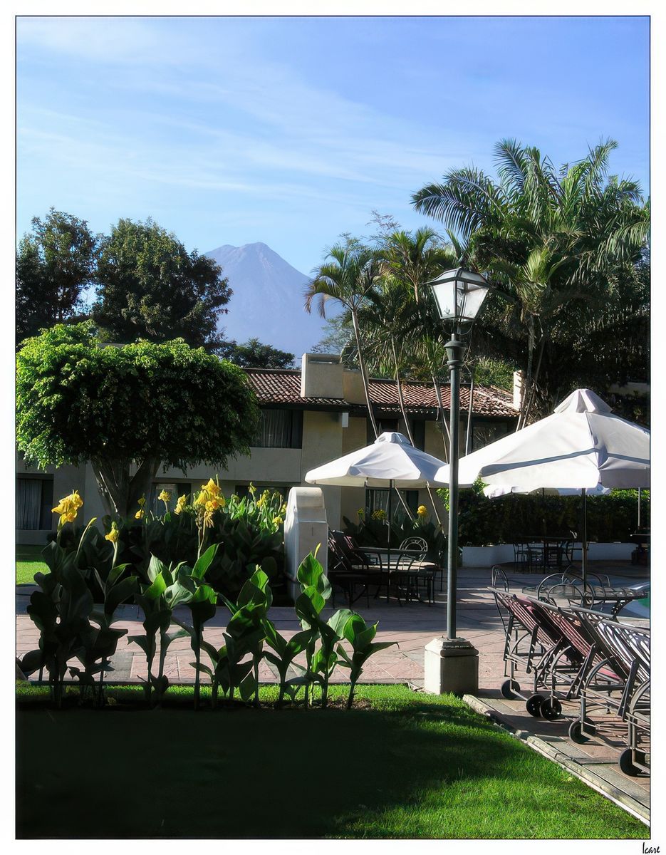 Vue sur le volcan Fuego depuis les jardins de notre hôtel.