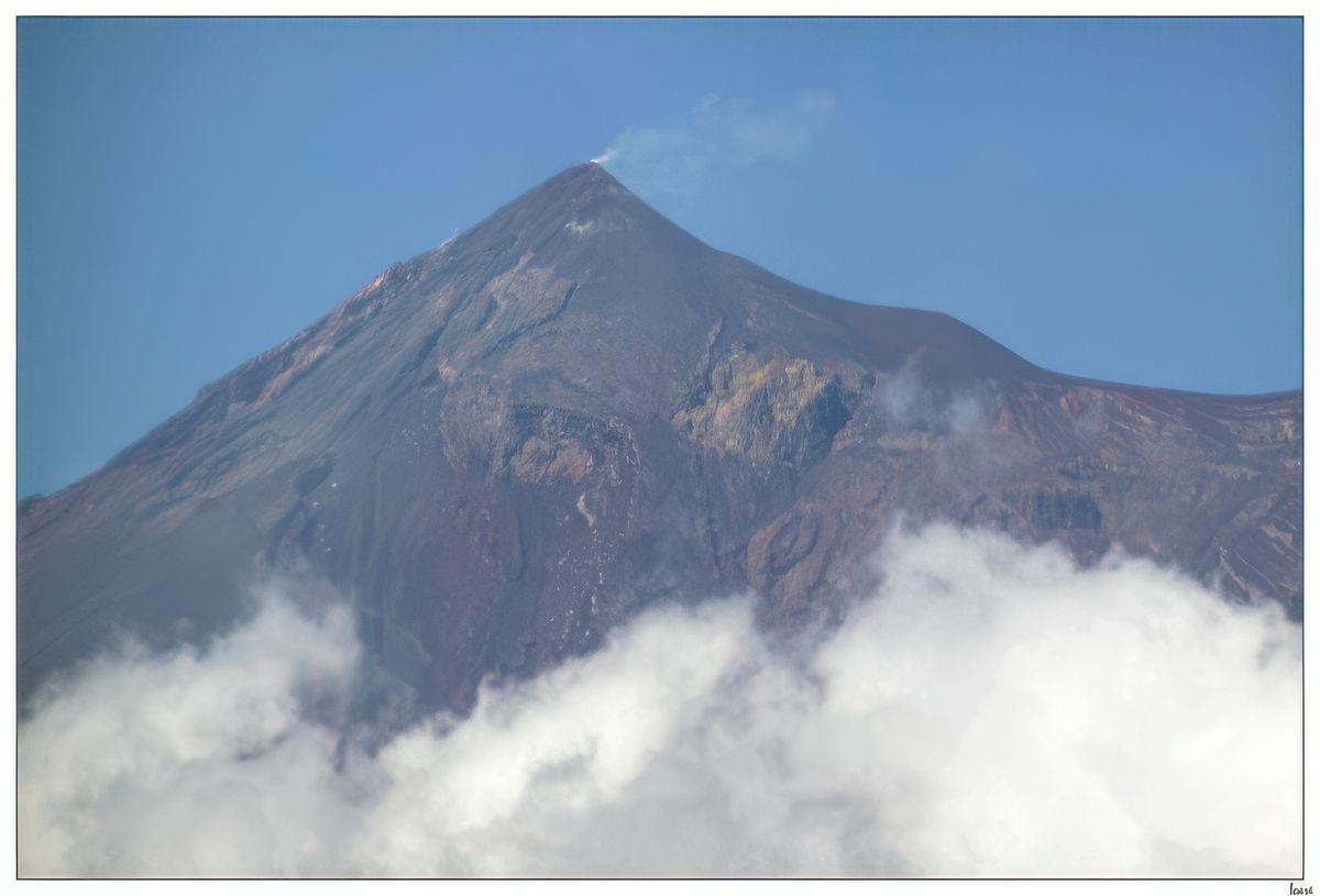 Le volcan Agua et ses fumerolles.