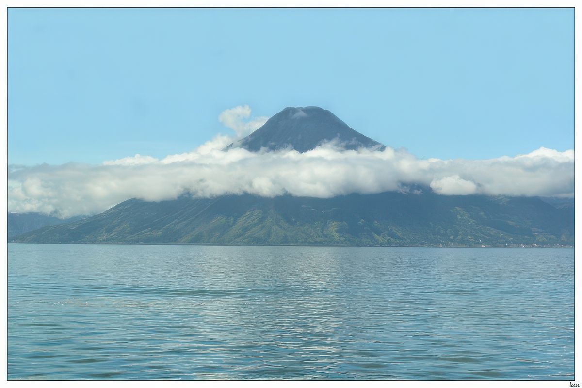 Croisière sur le lac, ici le volcan Atitlan.