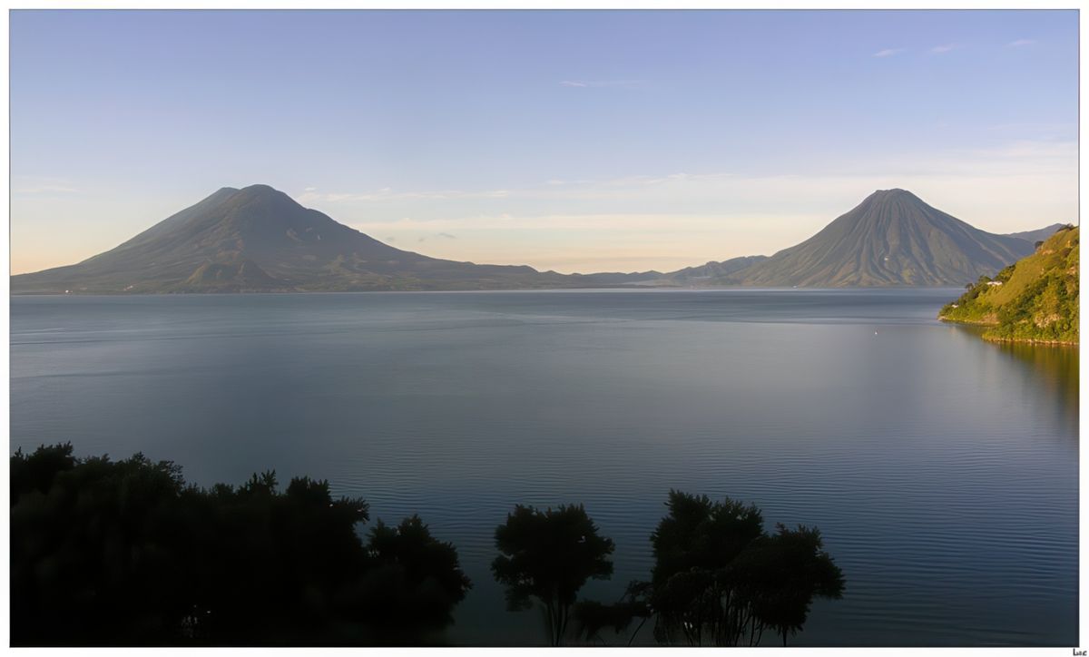 Sololá domine le lac Atitlán, à droite le San Pedro.