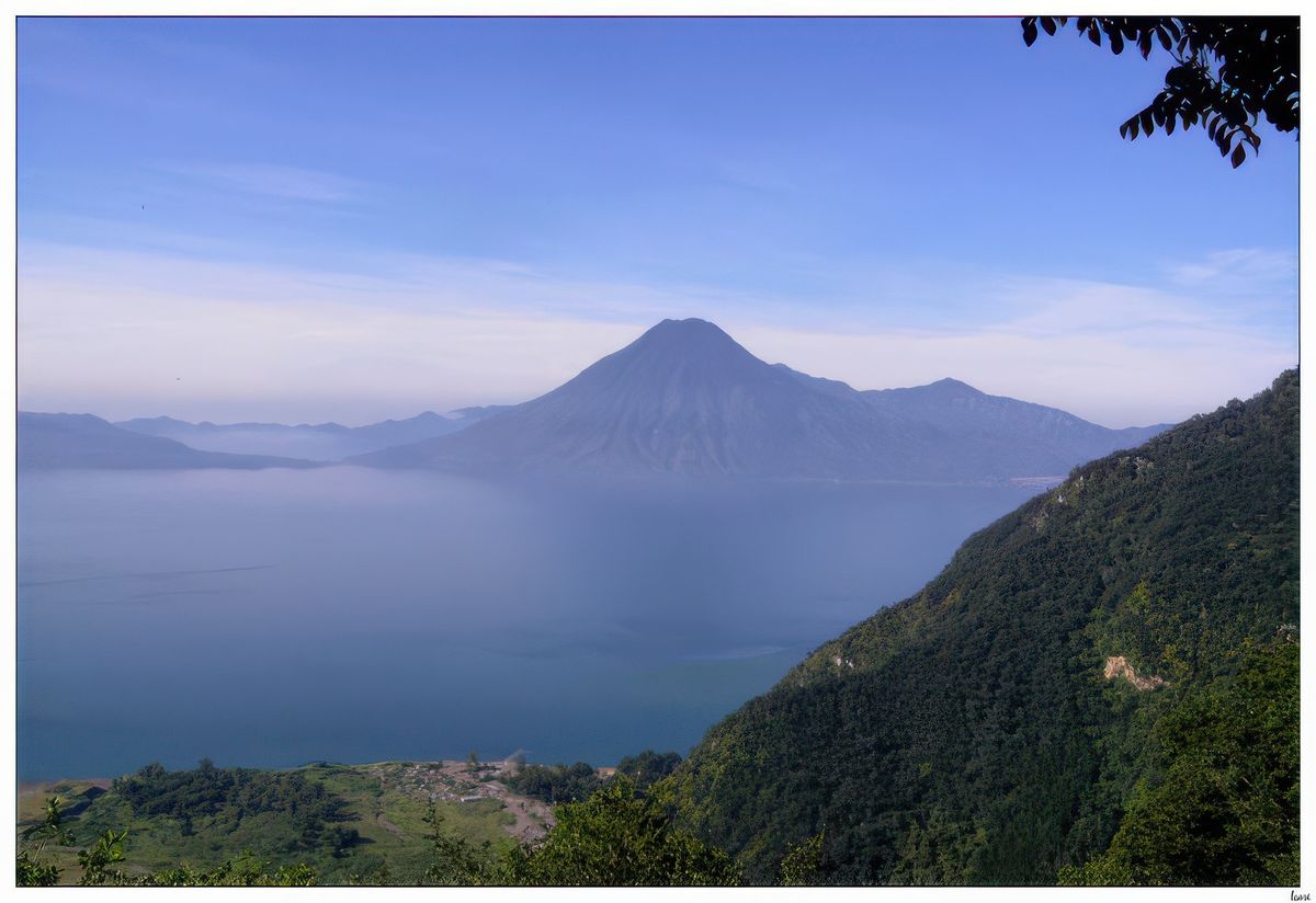 Nous longeons toujours le lac Atitlan et ses volcans.