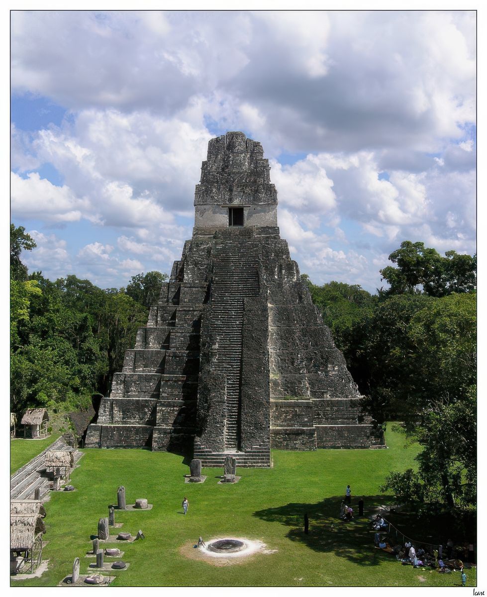 Le Temple I (temple du Grand Jaguar), vu du haut du Temple II (temple des Masques ou des Mascarons), est situé sur la Grande Place (Gran Plaza). Construit vers 700 apr.J.-C., il domine tout l'ensemble du haut de ses 45 m, avec ses 9 plate-formes (numéro sacré chez les Mayas), il dispose d'un escalier de 97 marches qui mène à un temple. Depuis un accident mortel, il est maintenant inaccessible.