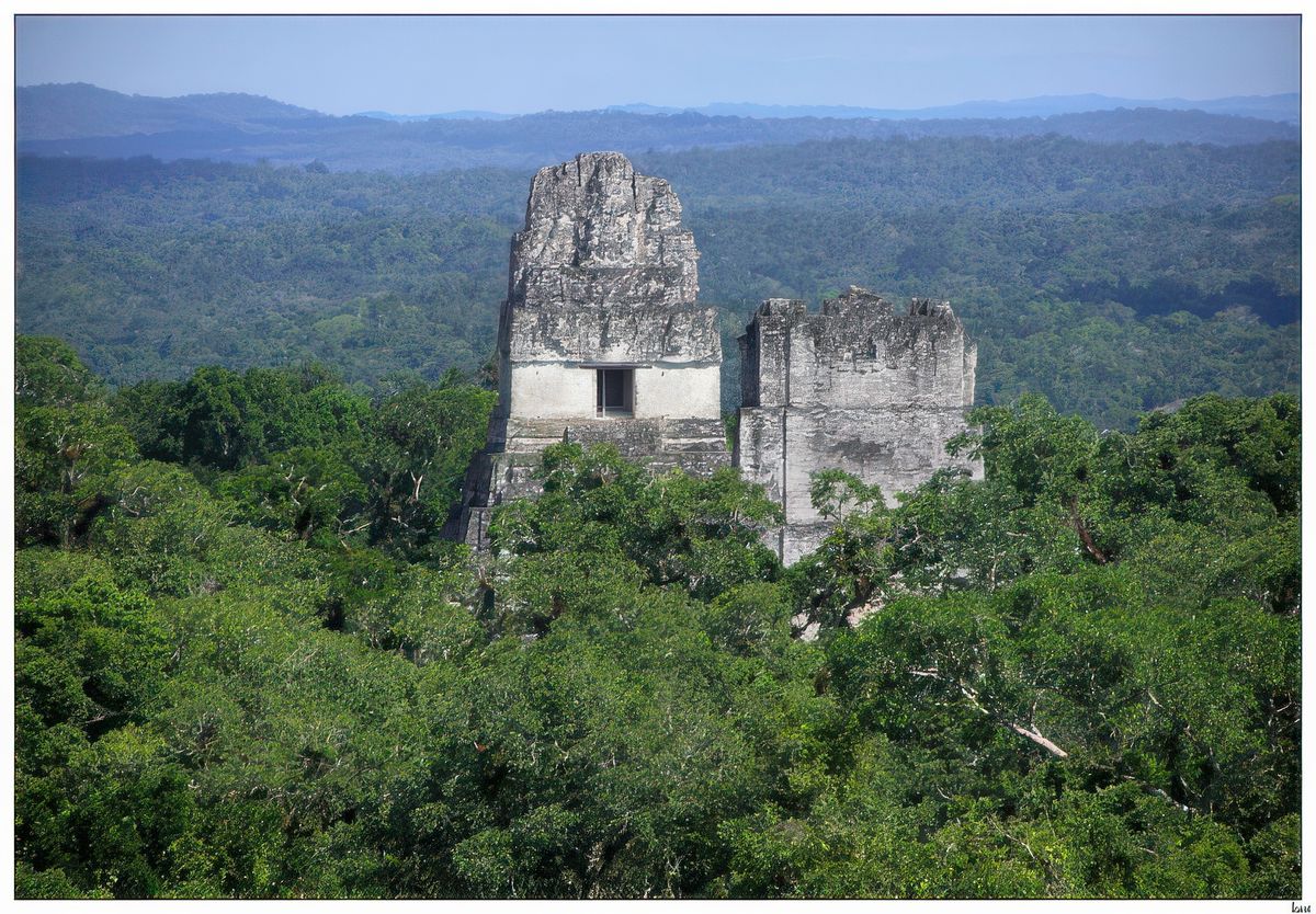 Vue sur le temple I (temple du Grand Jaguar) et sur le temple II (temple des Masques), depuis le temple IV (temple du Serpent à deux têtes).