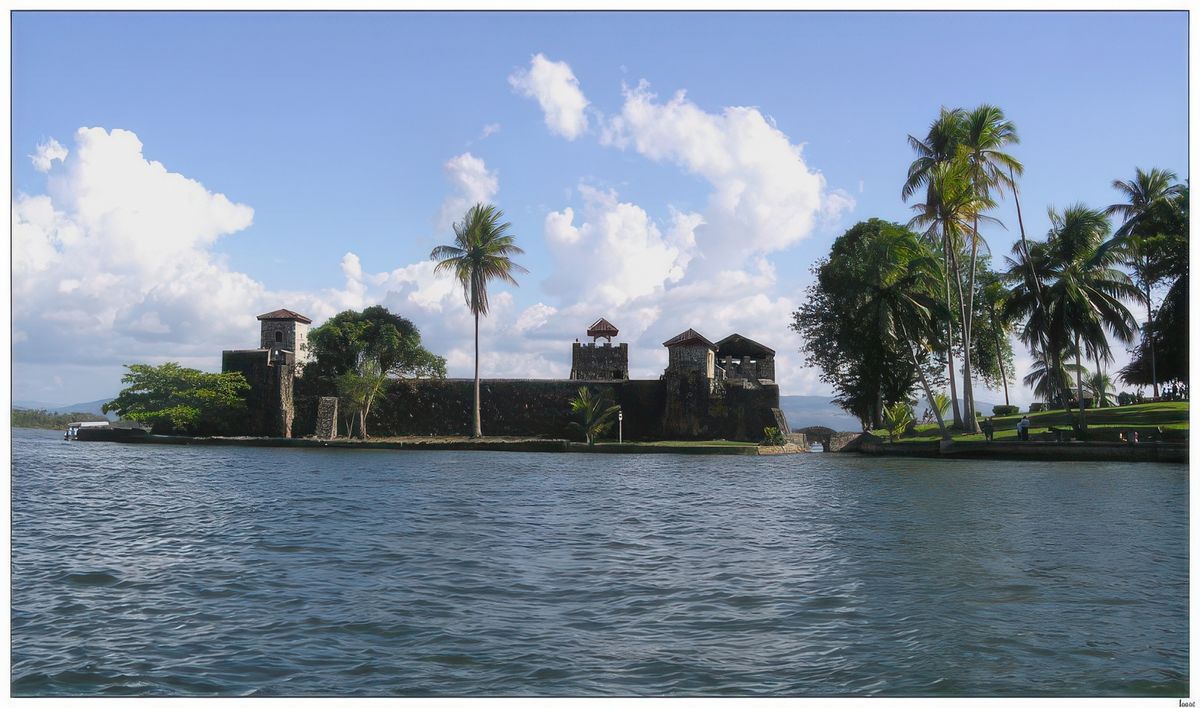 Depuis le bateau, vue sur le fort de Castillo San Felipe. Bâti en 1682 à l'entrée du Lac Izabal pour se défendre des pirates des Caraïbes, il fut ensuite transformé en prison, puis incendié et finalement reconstruit selon l'original au cours des années 1950.