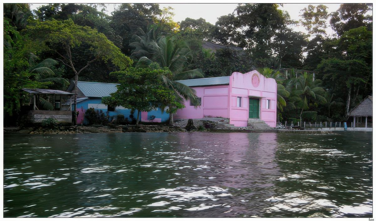 L'une des nombreuses petites églises évangéliques le long du Rio Dulce.
