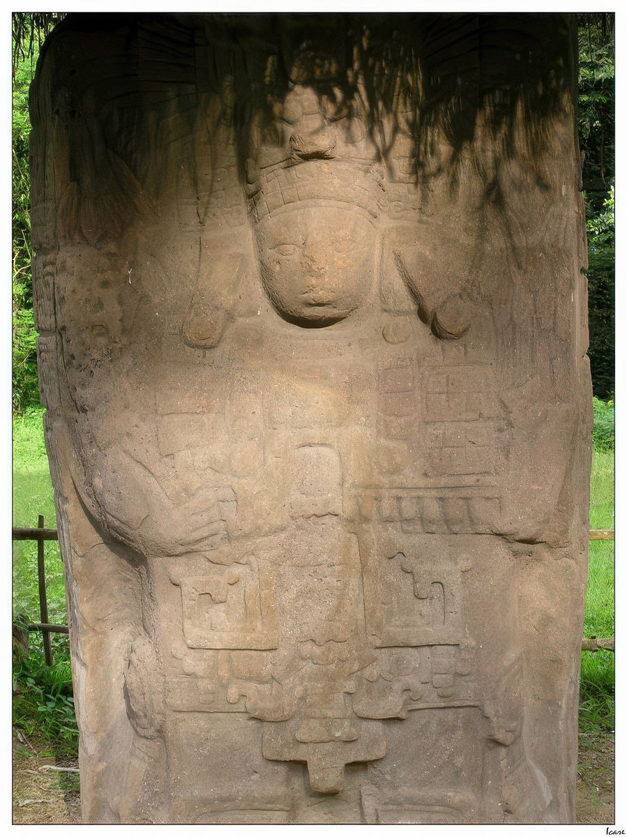 Visiblement soucieux de surpasser l'ensemble de stèles érigées par le roi "Dix-Huit Lapin" à Copan, le roi "Cauac-Ciel" fit ériger tous les cinq ans une stèle le représentant sur la Grande Place de Quiriguá.