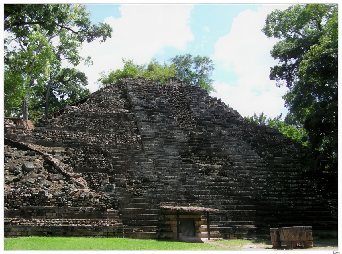Le temple 16, le plus haut du site, est situé dans la cour ouest de l'Acropole. Il a été construit par le 16ème souverain de Copán, Yax Pac, et achevé en 776 de notre ère. Sa particularité est d'avoir été construit sur un temple précédent, le temple Rosalila qui doit son nom à sa couleur rose lilas. Une inscription hiéroglyphique nous apprend qu’il fut dédicacé par le dixième roi de Copán, Lune-Jaguar, en 571. Ce temple n'a pas été détruit, il a été recouvert cérémonieusement intact. Découvert pratiquement intact par les archéologues en 1989 en creusant un tunnel dans l'édifice central de l'Acropole, on peut en admirer une réplique au Musée de Sculpture (hélas, fermé ce jour-là).