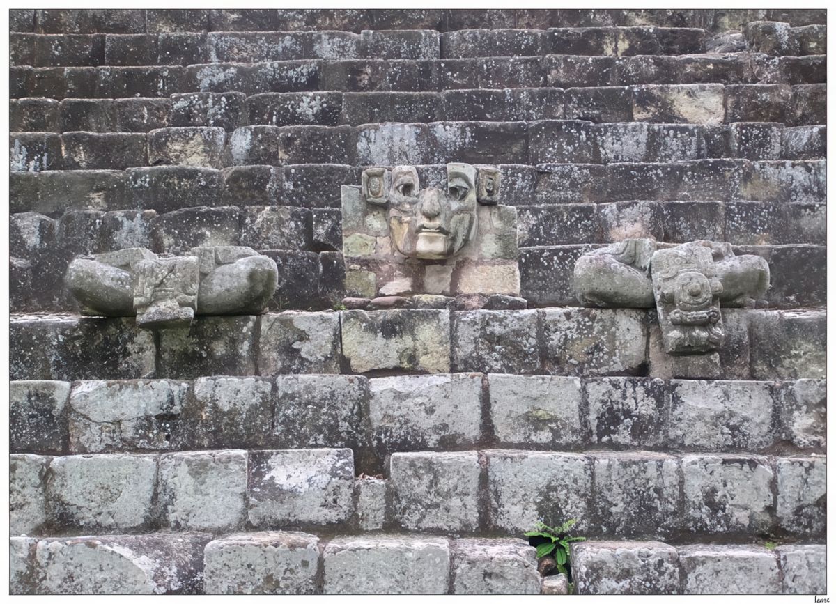 Des têtes et des éléments architecturaux se sont trouvés disséminés sur le site de Copán, certains ont été récupérés autour de la rivière et disposés sur l'escalier oriental de la cour Est.