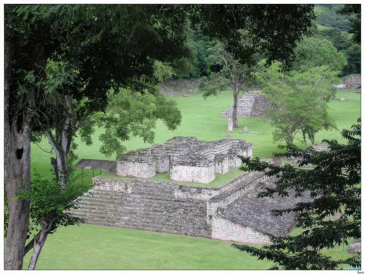 Vue sur le temple 9 qui est la partie ouest du terrain de jeu de pelote. A l'arrière plan, le temple 1.