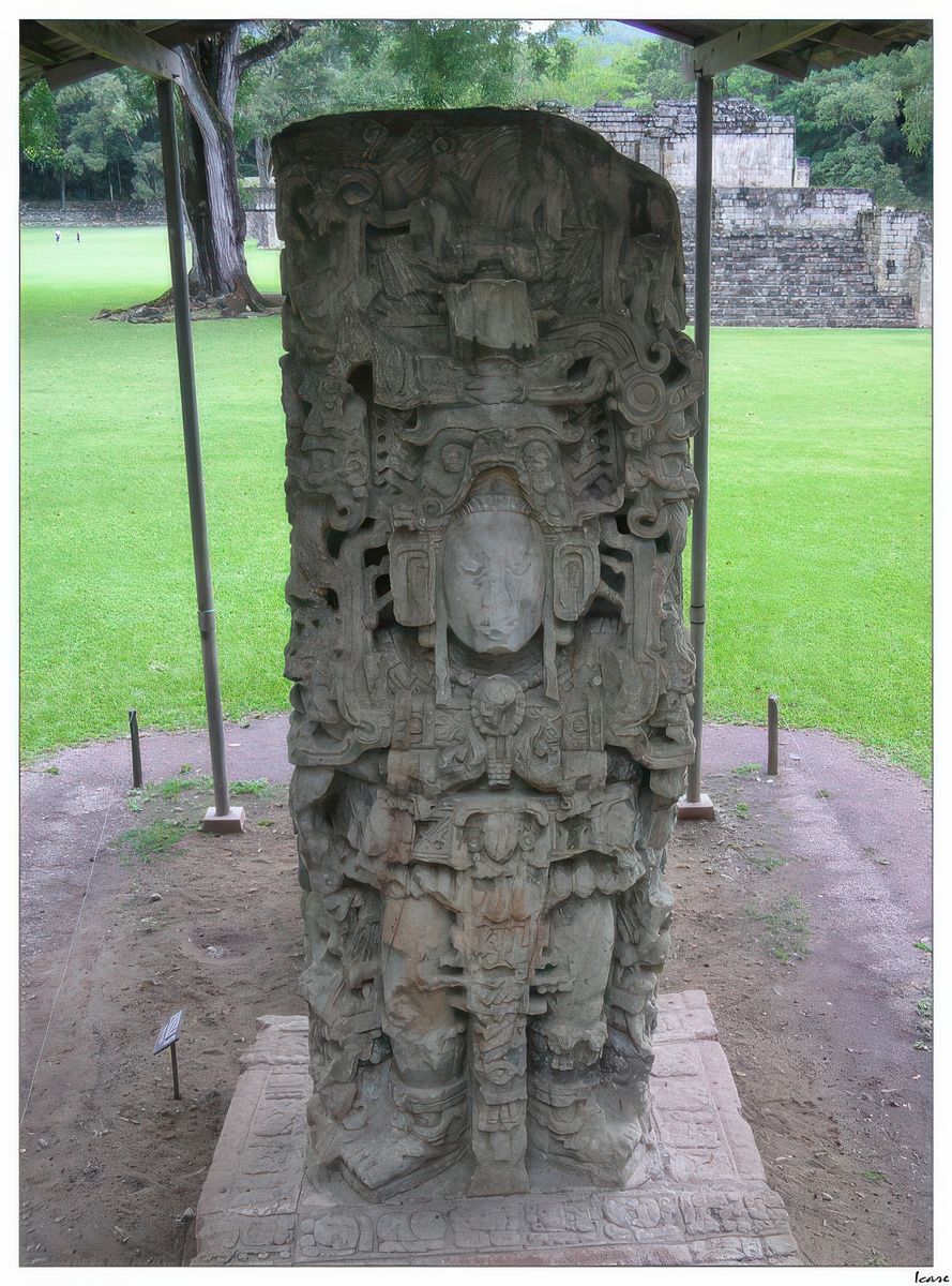 La Stèle N est située au sud de la Grande Place, elle date de 761 apr.J.C. et a été érigée par K'ak 'Yipyaj Chan K'awiil (Fumée-Coquillage), le 15ème souverain de Copán (749-763), qui est monté sur le trône en 749. K'ak 'Yipyaj Chan K'awiil était le père de Yax Pasaj Chan Yoaat (Yax Pac), le dernier souverain de Copán et le constructeur du Temple 11 qui se tient derrière cette stèle.