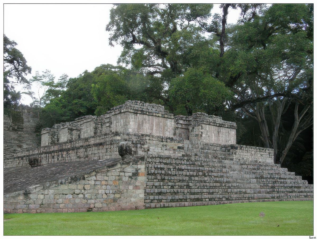Le monument architectural du jeu de balle est un édifice très grand et imposant, le second par la taille après celui de Chichen Itza (Mexique). Cet édifice est certainement l'un des plus beaux, avec ses reliefs décorant le sol de l'aire de jeu, les plans inclinés où rebondissait la balle. Le jeu de balle: Il s'agit d'un jeu avec une balle en caoutchouc (les Espagnols ne connaissaient pas le latex) de 3 à 4 kg. Seuls le coude, l'épaule, la hanche, le genou peuvent toucher la balle, le but étant de frapper une des têtes d'ara avec cette balle. La partie s'arrête dès qu'un point est marqué, le capitaine des vainqueurs est alors sacrifié.