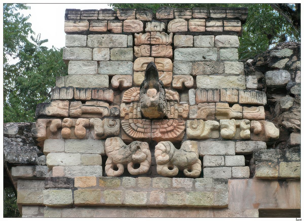 Tête du dieu Macaw (Ara). Remarquez les ailes de chaque côté, les pattes en dessous et la queue de l’oiseau, représentée en haut de la tête en relief.