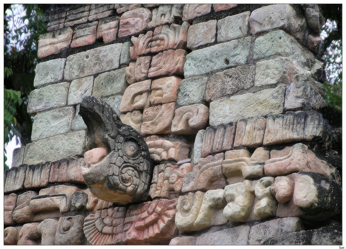 Vue rapprochée de la sculpture de la tête du dieu Macaw (Ara) sur l'édifice 10.