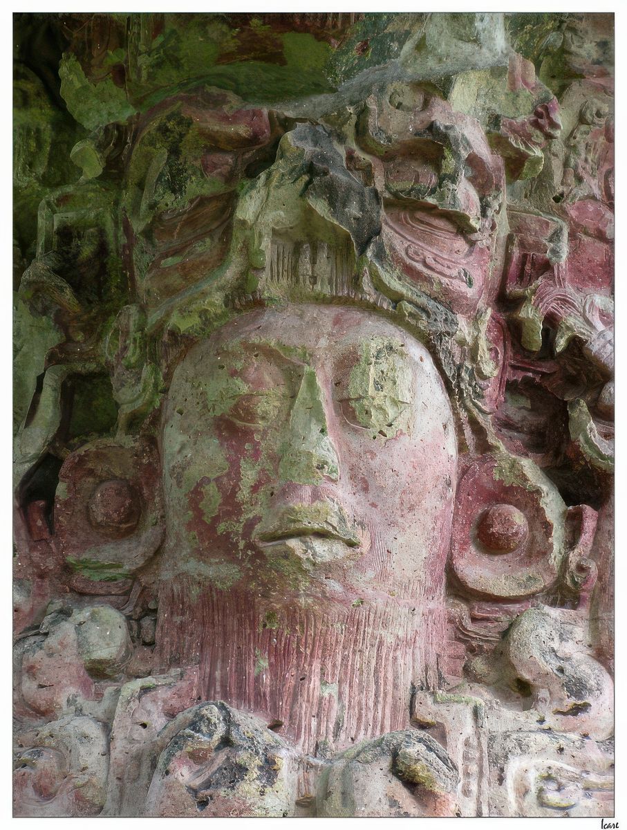 Ce côté de la stèle C montre le roi relativement jeune, il porte une longue barbe, ce qui est rare chez l'homme maya.