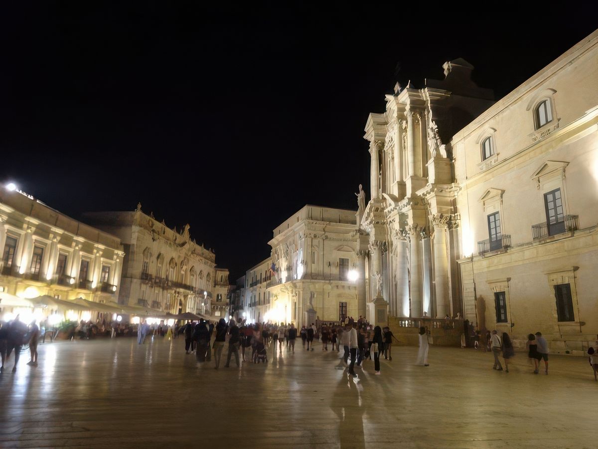 Syracuse: Piazza Duomo.