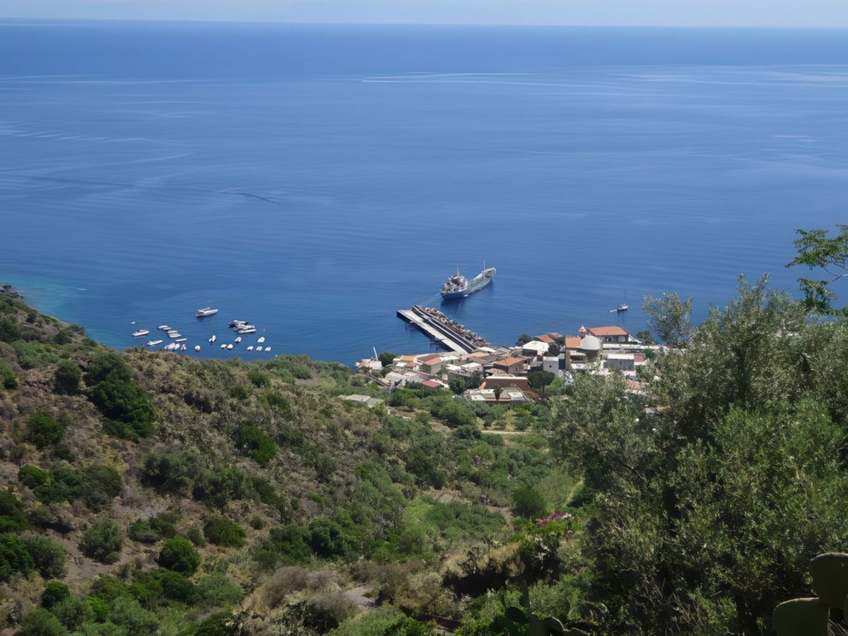 Port de Rinella, en contrebas de Leni.
