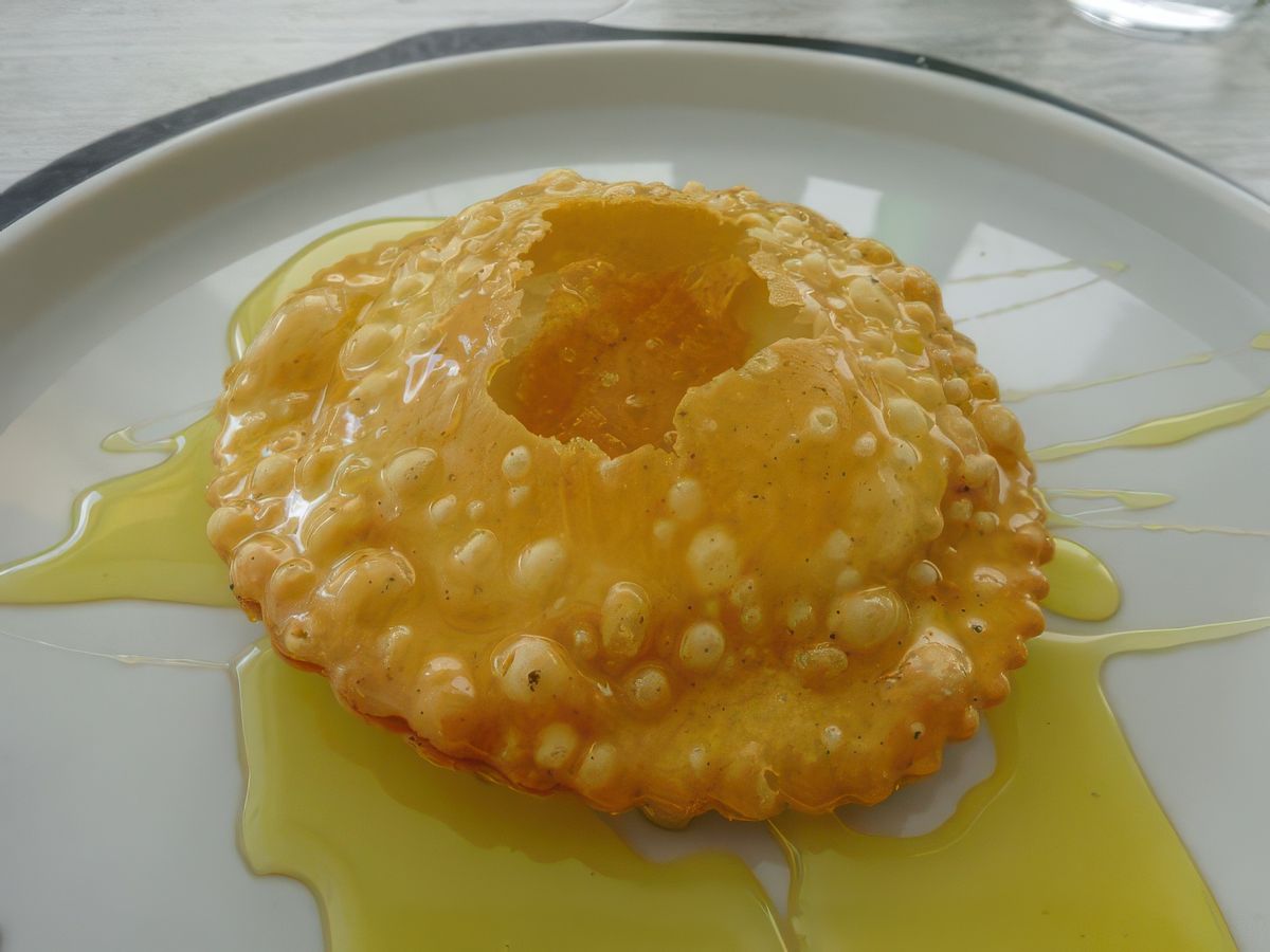 Gastronomie sarde: seadas (dessert au miel, citron et fromage).