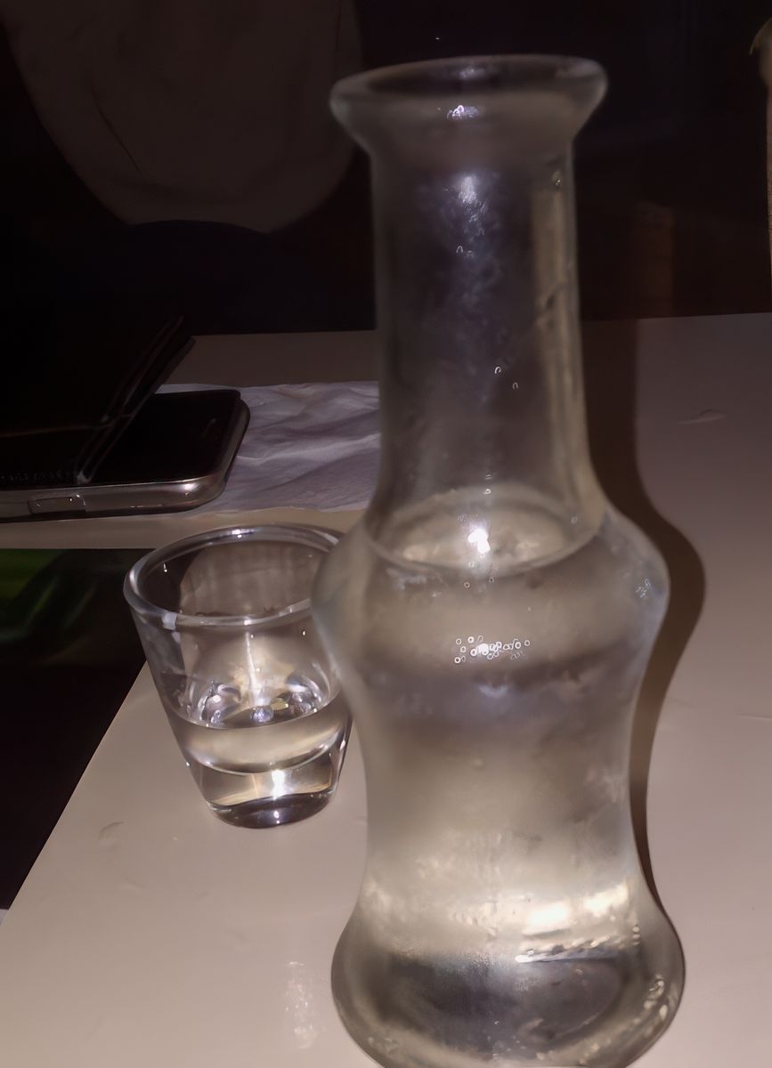 En fin de repas, nous avons droit à un petit carafon de raki offert par la maison. A la différence du raki turc ou libanais il n'est pas anisé, il s'agit d'une eau de vie qui ressemble un peu à de la grappa italienne et qui titre quand même 40°, nous n'en prendrons jamais le midi et pas tous les soirs!