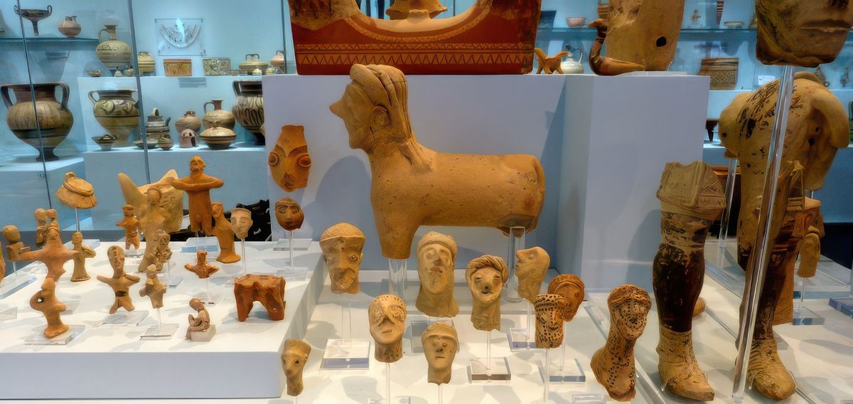 De nombreuses offrandes ont été trouvées sur le site d'Agia Triada, notamment des figurines humaines et animales en bronze et en argile.