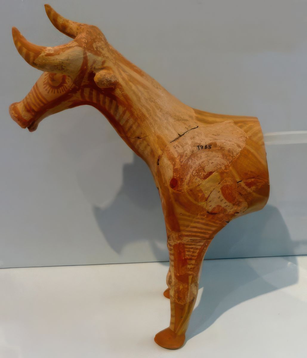 Fragment d'un taureau en terre cuite polychrome.