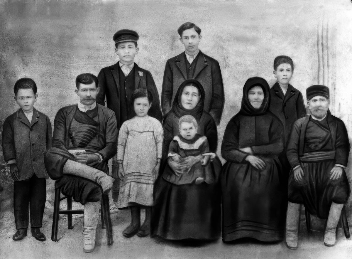 La famille Remoundakis. Epaminondas, âgé de deux ans est assis sur les genoux de sa mère Kléanthi.