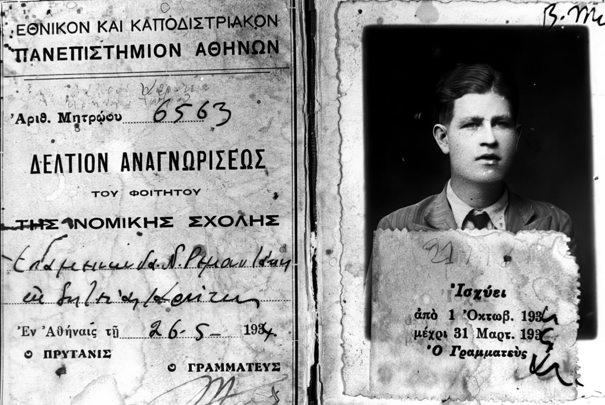 La carte d'étudiant d'Epaminondas. Issu d'une famille de riche propriétaire terrien du Sud-Est de la Crète, il se destinait à une carrière d'avocat; il fut un inlassable porte-parole des lépreux de Spinalonga. Il a été atteint à 12 ans par la lèpre, qui avait déjà frappé sa sœur.