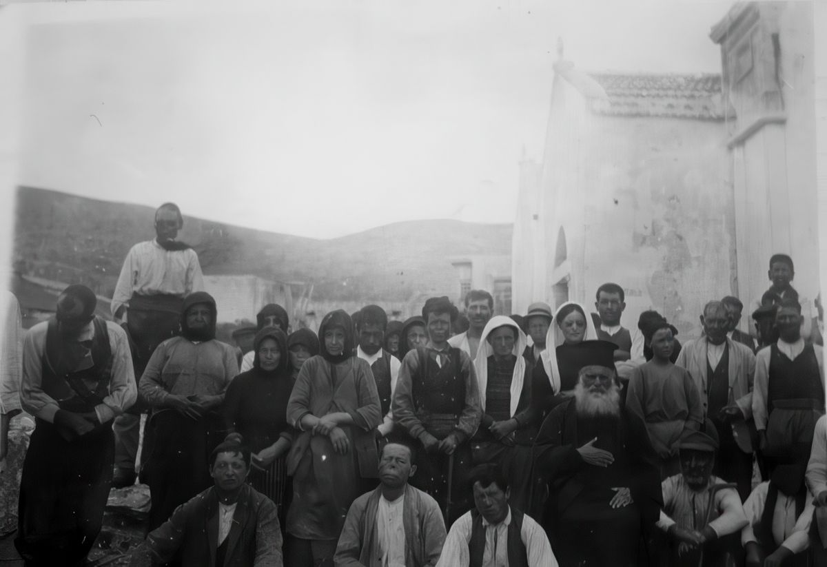 Un groupe de malades près de l'église de Panteleimon.