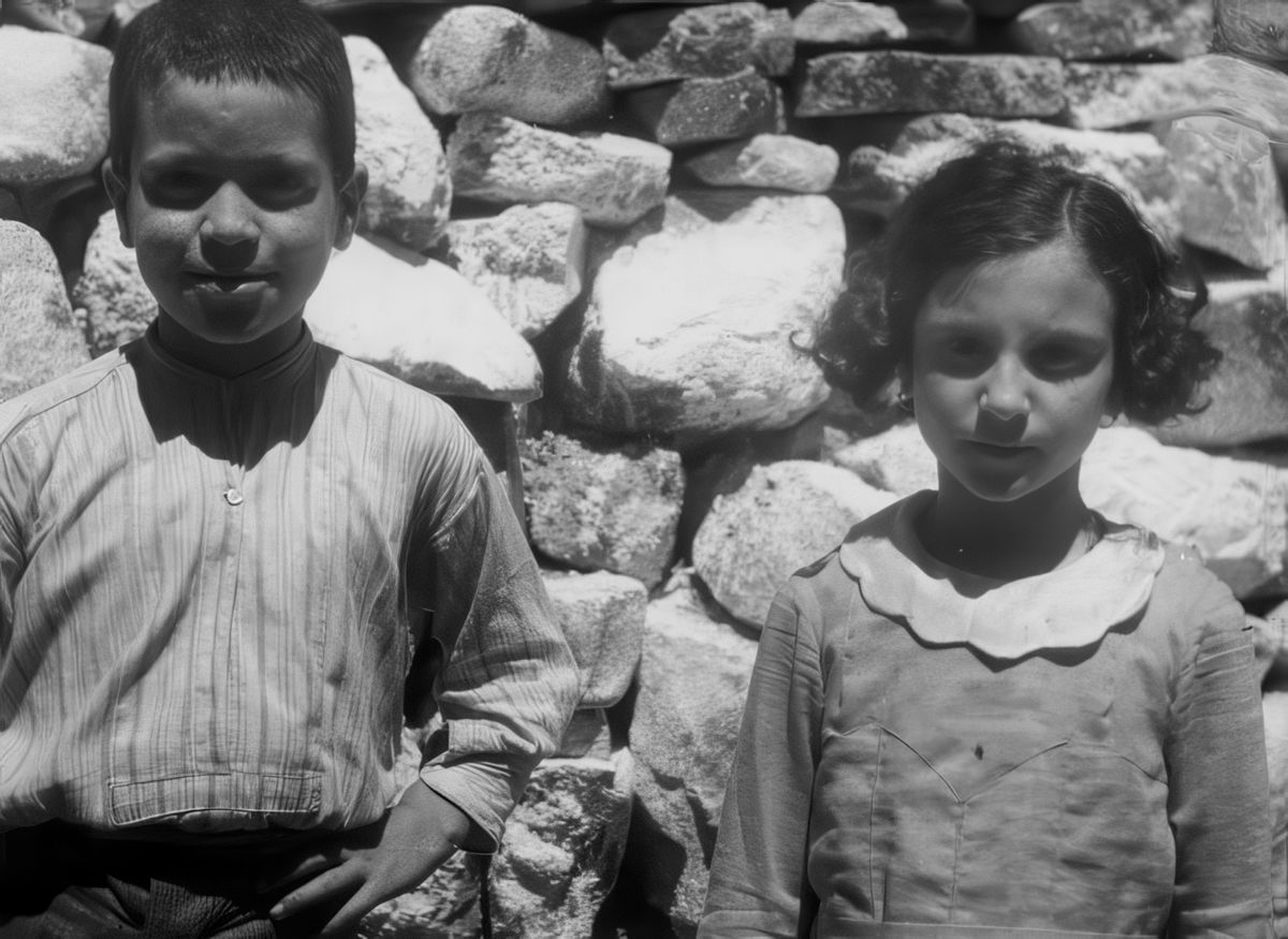 Des mariages ont eu lieu, plus de vingt enfants ont été mis au monde sur l’île de Spinalonga, que l’état grec enlevait à leurs parents. Malgré tout, certains sont restés sur l'île et une école a été construite. A noter que ces enfants n'ont pas développé la maladie.