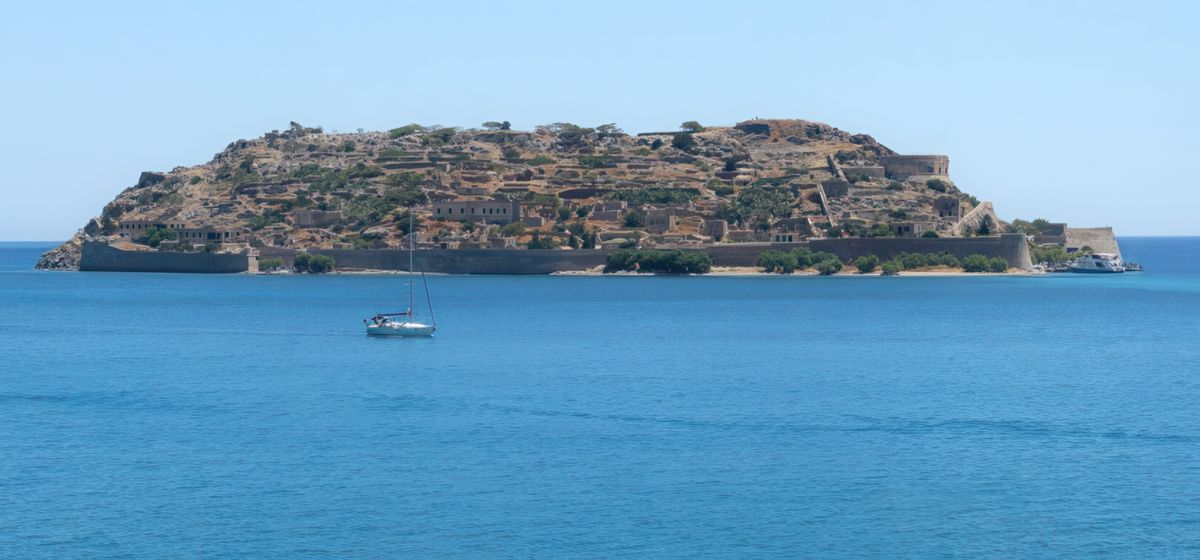Spinalonga est un petit îlot fortifié par les Vénitiens en 1579 puis occupé par les Turcs. L'enfermement systématique des lépreux sur l'île de Spinalonga débuta en 1904, il perdura jusqu'en 1957.